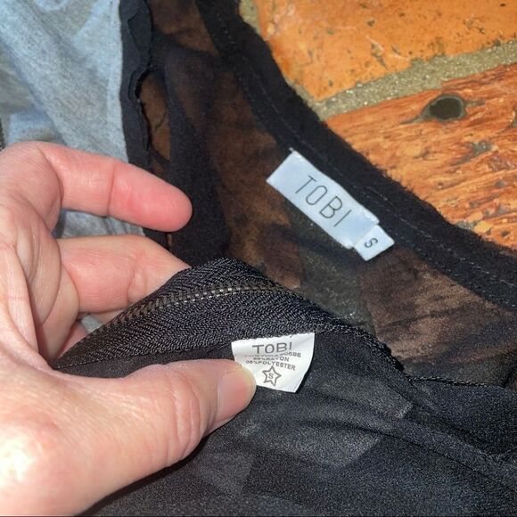 Tobi Edgey Sheer Zipper Studded Cropped Long Back Top - Picture 9 of 10